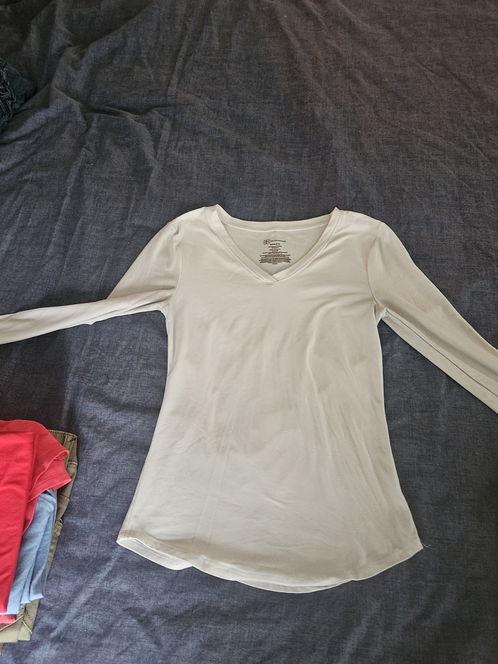 No Boundaries Women’s Long Sleeve V-Neck Top - White